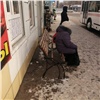 Жители Зелёной рощи Красноярска сами начали чинить остановку. Тогда чиновники спохватились
