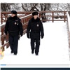 Гуляющие по «Столбам» красноярские полицейские помогают попавшим в беду и наказывают нарушителей (видео)