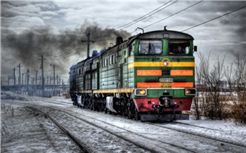 «Думал, что он стоит»: в Красноярском крае легковой автомобиль въехал под грузовой поезд и выжил