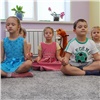 Красноярских детей учат противостоять простудам йогой и лечебным чаем