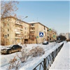 «Вода по стенам и из розеток»: в Красноярске зимний дождь залил дом с разобранной крышей