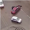 «Местный стоп-хам»: в Красноярске трое парней не давали машинам повернуть налево в запрещенном месте. Бросились под колеса одной и избили водителя (видео)