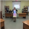 Красноярский учитель использует проектор для «переодевания» в костюмы литературных героев на уроках (видео)