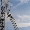 «Разбирали оборудование»: в Красноярске демонтаж башенного крана приняли за его обрушение (видео)