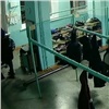 В Ермаковском охранник школы пнул ребенка. Родители потребовали расследования и теперь получают угрозы (видео)