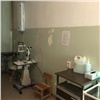 «Отваливается штукатурка и висят провода»: в Красноярске показали разруху в детской поликлинике офтальмологической больницы