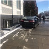 Водителя машины с номерами красноярской администрации оштрафовали за парковку на тротуаре