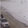 Девушка из Канска ради эффектного фото прокатила подругу на крыше иномарки (видео)