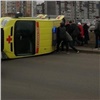 На улице 9 Мая в Красноярске перевернулась машина реанимации