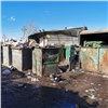 Жители и бизнесмены умудрились захламить даже площадки с мусором на окраине Красноярска. Чиновники договорились о наведении порядка 