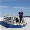 Красноярец провалился под лед во время рыбалки на водохранилище. Его товарищей эвакуировали спасатели
