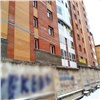 Красноярским строителям пригрозили штрафом за оскорбительные граффити на заборе 