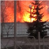 Красноярцев напугал огонь возле сталинок на «Космосе» 