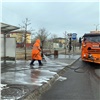 В Красноярске начали мыть и дезинфицировать автобусные остановки (видео)