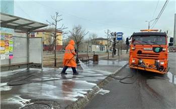 В Красноярске начали мыть и дезинфицировать автобусные остановки