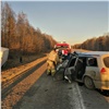 На трассе в Красноярском крае иномарка выехала на встречку и столкнулась с грузовиком. Двое погибли (видео)