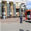 Пожарные помыли здание главного железнодорожного вокзала Красноярска (видео)