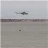 Военный вертолет начал сбрасывать воду на природные пожары в Туве (видео)