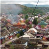 «Хозяева ещё не знают»: в поселке Суворовский огонь уничтожил двухэтажный коттедж (видео)