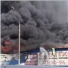 В Советском районе Красноярска загорелся огромный склад: рухнула крыша (видео)