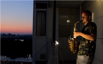 В Белых росах красноярец устроил концерт с саксофоном на балконе многоэтажки