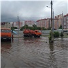 «Воды по колено»: красноярцы жалуются на потоп у остановки на Копылова