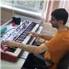 Красноярский врач принёс в инфекционный госпиталь синтезатор и устраивает концерты для коллег (видео)
