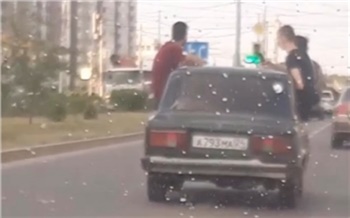 Катавшего красноярцев в окнах машины водителя оштрафовали 11 раз