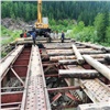 «Материала не хватило»: рабочие не успели вовремя восстановить разрушенный паводком мост через Сейбу