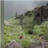 Появилось видео падения женщины со скалы в Курагинском районе