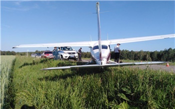 На юге Красноярского края на дорогу сел легкомоторный самолет Cessna