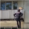 В Железногорске полицейский забрался на балкон и помог бабушке попасть в квартиру. Вместо лестницы использовал крышу УАЗика (видео)