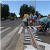 «Зебру» у красноярского зоопарка украсили лежачими светофорами для пешеходов и водителей