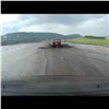 «Даже машину смывает»: в Ужурском районе после сильного ливня затопило дорогу к озерам (видео)