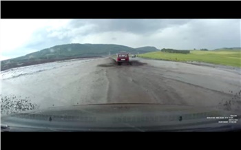 «Даже машину смывает»: в Ужурском районе после сильного ливня затопило дорогу к озерам