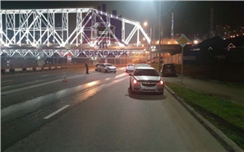 Автоледи развернулась через две сплошных под красноярским железнодорожным мостом и устроила аварию с такси