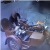 В Северном мужчина поджег чужой мотоцикл (видео)