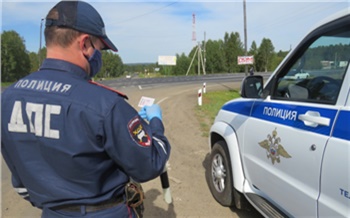 Лишенный прав за пьянку водитель большегруза из Красноярского края купил в интернете новое удостоверение и попался с ним полиции