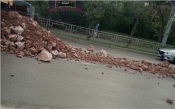 «Разгрузился на ходу»: в Красноярске из грузовика на дорогу высыпался грунт