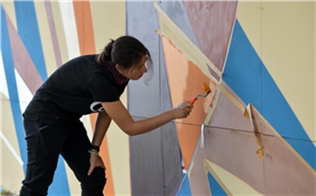 Красноярские художники раскрасили стены краевого онкодиспансера