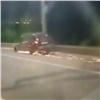 «Домой любой ценой»: на Октябрьском мосту сняли на видео искрящуюся машину без колеса 