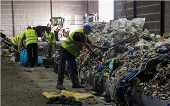 «70% мусора становится вторсырьём»: красноярцам показали, как устроена обработка отходов на сортировочном комплексе правобержья