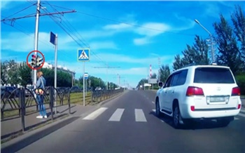 Красноярец на Lexus проехал по «зебре» на «красный» и попал на видео: могут лишить прав