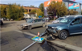 Пожилому водителю «Тойоты» стало плохо, и он снес знаки и две машины на правобережье Красноярска