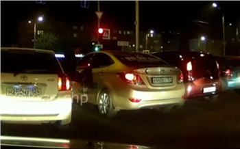 На правобережье Красноярска неизвестный разбил стекло в такси и распылил баллончик в лицо водителю