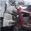 Сорвавшаяся с ручника бетономешалка раздавила две машины в Красноярске, погиб один человек