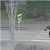 «Проехал по ногам»: в центре Красноярска водитель кроссовера травмировал 17-летнюю девушку (видео)