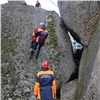 На красноярских «Столбах» самонадеянный турист упал с мокрой скалы и получил серьезную травму