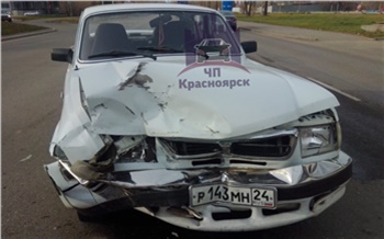Пьяный водитель «Волги» протаранил такси на Свердловской