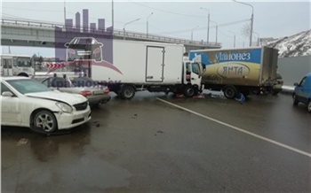 На кольце улицы Брянская произошло тройное ДТП с грузовиками. Красноярцы думают, что устроил его автоподставщик